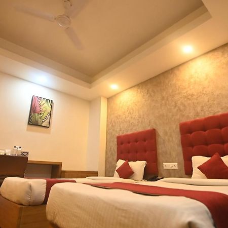 Hotel Prag Continental Гувахати Екстериор снимка