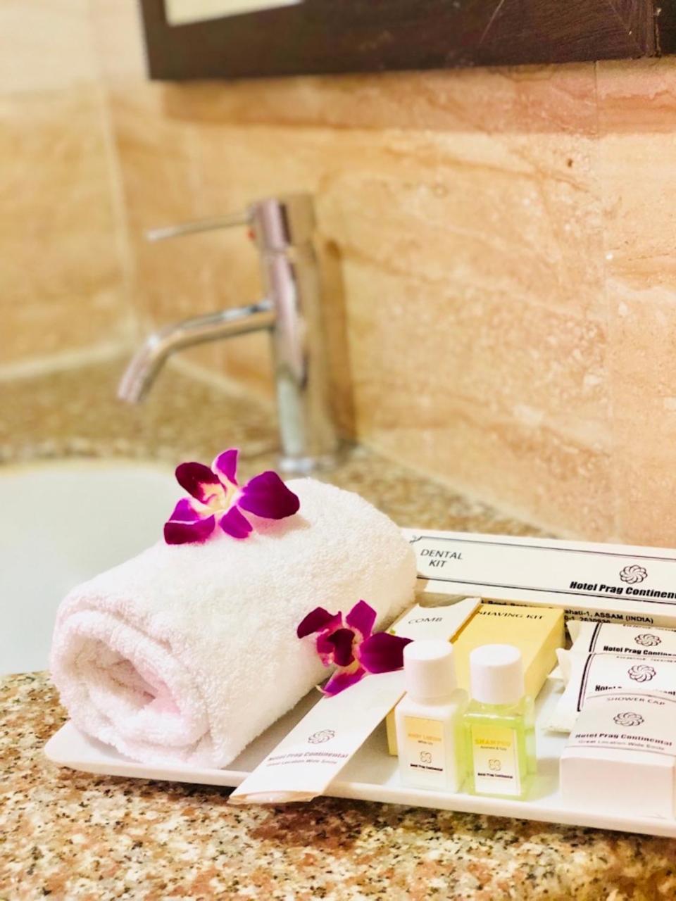 Hotel Prag Continental Гувахати Екстериор снимка