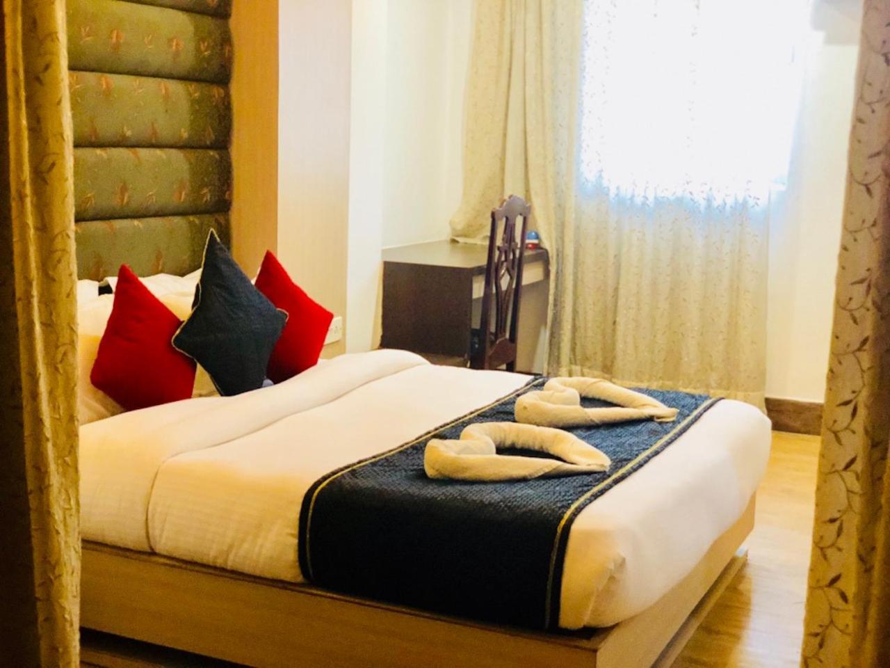 Hotel Prag Continental Гувахати Екстериор снимка