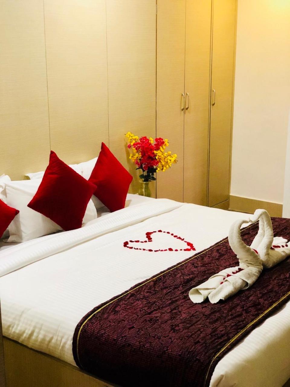 Hotel Prag Continental Гувахати Екстериор снимка